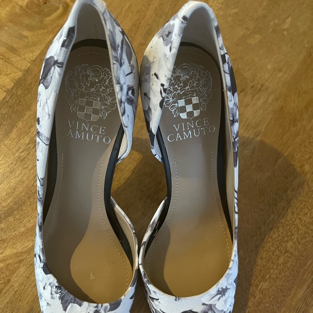 Vince Camuto pump